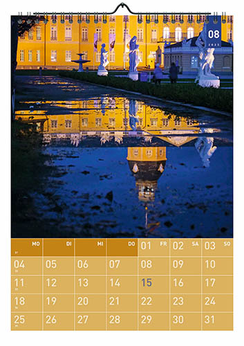 Kalender Karlsruhe 2024 Kalenderblatt August: ds Karlsruher Schloss - gespiegelt in einer Pfütze