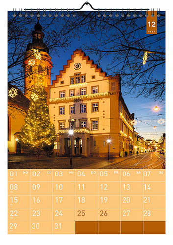 Kalender Karlsruhe 2024 Kalenderblatt Dezember: weihnachtlicher Marktplatz und das Rathaus im Karlsruher Stadtteil Durlach
