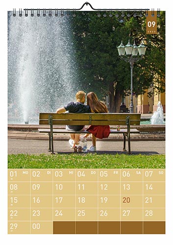 Kalender Karlsruhe 2024 Kalenderblatt September: Pärchen auf einer Parkbank auf dem Friedrichsplatz im Zentrum von Karlsruhe